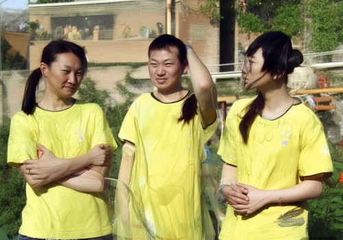 好，我现在需要帮用户写一篇关于学生党暑期做双眼皮恢复时间够吗？的文章。首先，我得理解用户的需求。用户是学生党，可能在暑假期间考虑做双眼皮手术，担心恢复时间是否足够，影响学业和生活