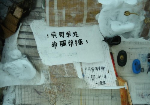 好，我现在要帮用户写一篇关于射频紧致和眼袋手术哪个见效快的文章。首先，我需要明确用户的需求。用户可能是一个对美容手术感兴趣的人，正在考虑进行眼袋或抗衰老手术，想知道哪种手术见效更快