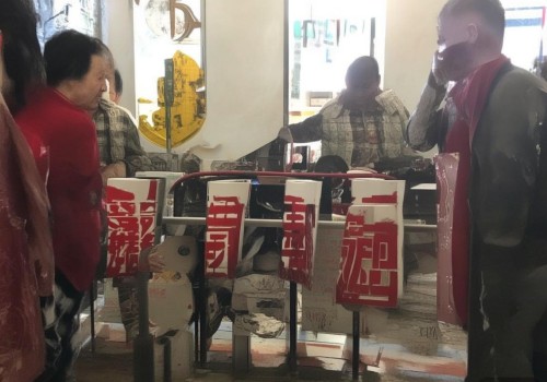 好，我现在需要帮用户写一篇关于眼整形术后抑郁情绪调节的文章。首先，我得理解用户的需求。用户是自媒体作者，所以文章需要吸引人，内容要实用，同时要有一定的深度